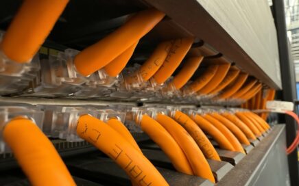 Patch cords Cat6 conectando el panel de parcheo con el switch en un rack de telecomunicaciones