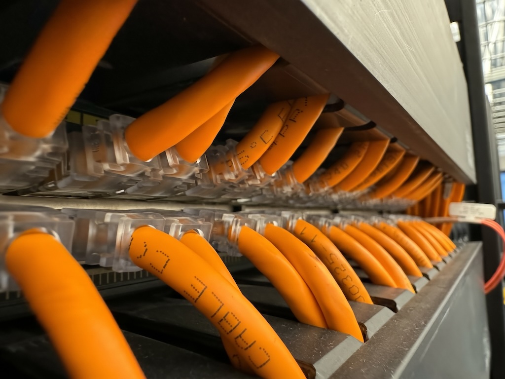 Patch cords Cat6 conectando el panel de parcheo con el switch en un rack de telecomunicaciones