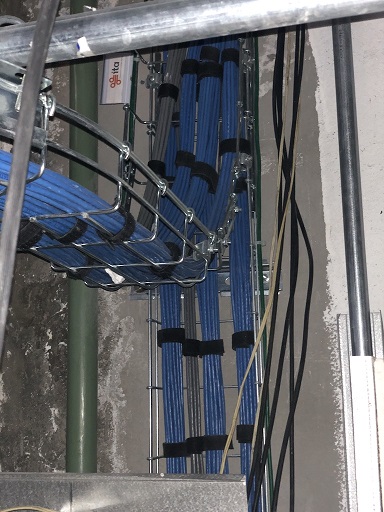 Sistema de cableado estructurado con charola sobre plafón corrido.