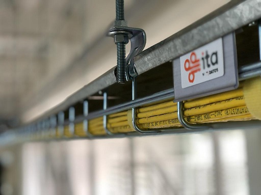 Sistema de cableado con charola por arriba.
