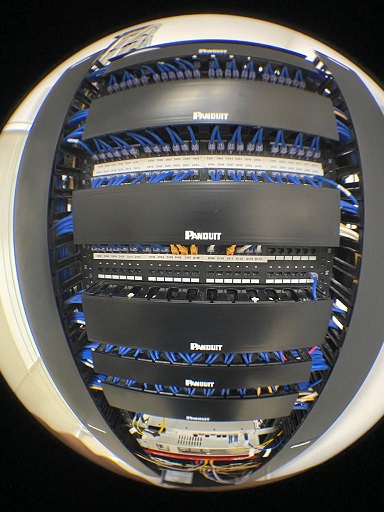 Vista de un rack montado,conectado y peinado.