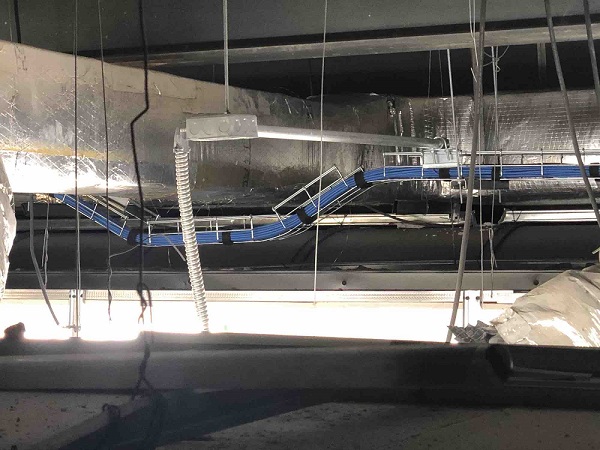 Curvas en charola para cableado estructurado sobre plafón para libramiento de tunel de aire acondicionado.