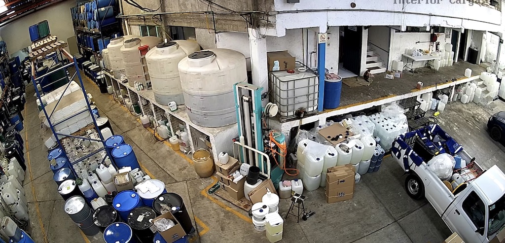 camara de 180 grados en industria para vigilar estantes desde una esquina vista general