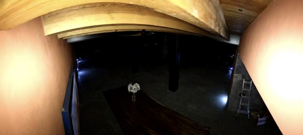 imagen de camara de seguridad panorámica 180 en la noche