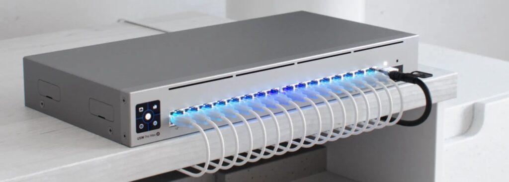 USW-PRO-MAX-16-POE montaje en escritorio