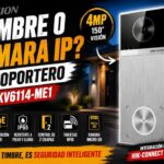 Videoportero Hikvision DS-KV6114-ME1 instalado en una entrada residencial con funciones de cámara IP, PoE, RFID y control de acceso.